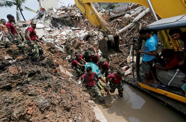 Huge Dump Collapses in Sri Lanka-At least 16 Dead
