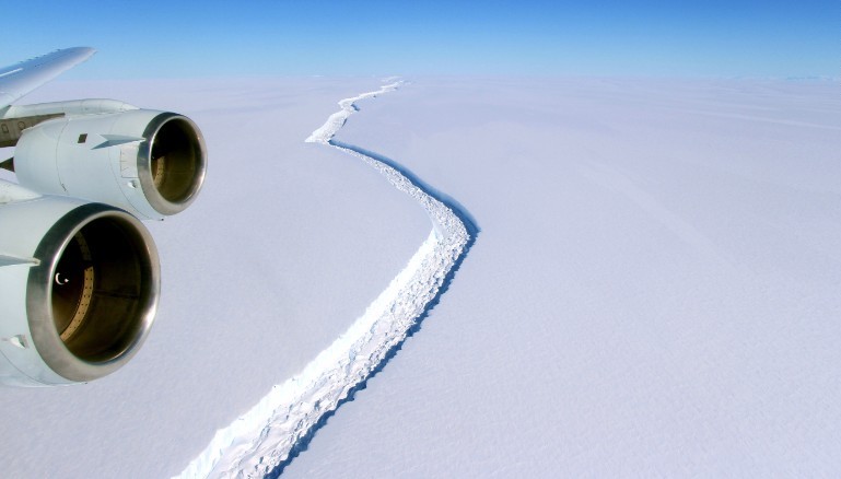 Massive Iceberg 4 Times the size of London Breaks off in Antarctica