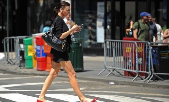 Honolulu BANS Pedestrians and Street Crossing from Mobile Texting
